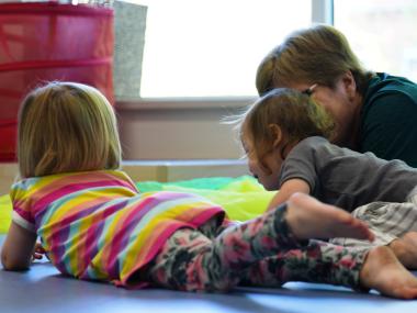 Børn leger på gulvet