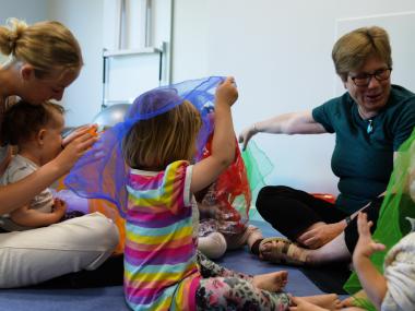 Børn og voksne leger